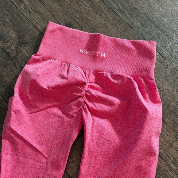 NVGTN Scrunch Seamless Leggings – Fuchsia Hot Pink — Size Medium - Picture 5 of 5